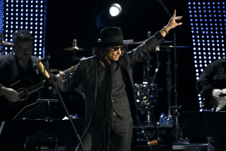 Enrique Bunbury interpreta "Vivir sin aire" durante la ceremonia en honor a Maná como Persona del Año de la Academia Latina de la Grabación, el miércoles 14 de noviembre del 2018 en el Centro de Eventos Mandalay Bay en Las Vegas. (Foto por Chris Pizzello/Invision/AP)