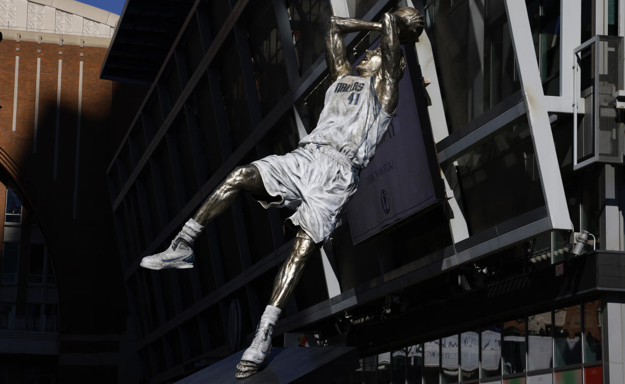 Dirk Nowitzki's statue honors the Mavericks legend's iconic shot. (Photo by Ron Jenkins/Getty Images)