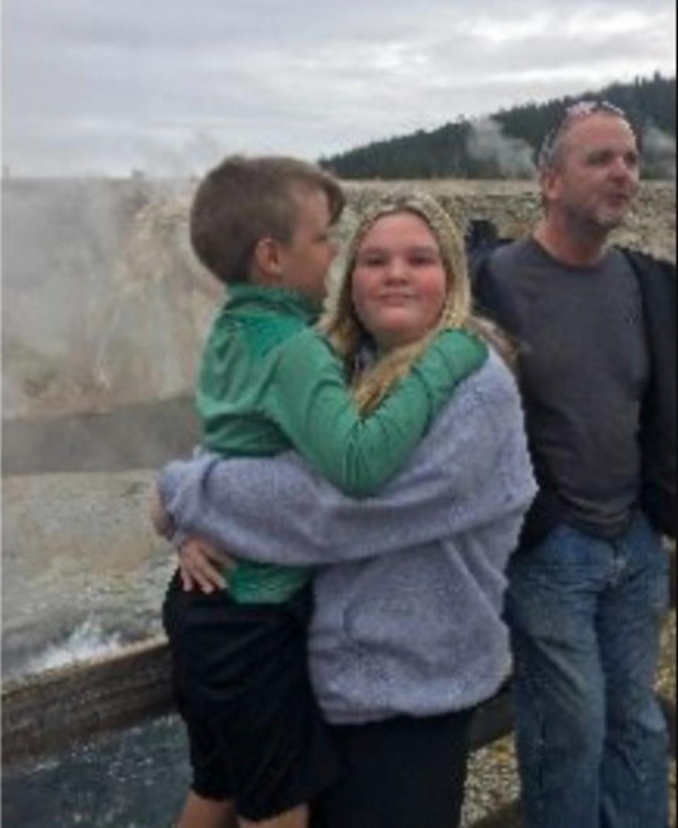 La última foto —y avistamiento conocido— de Tylee Ryan (en la foto con JJ y Alex Cox en el parque nacional de Yellowstone) (FBI)