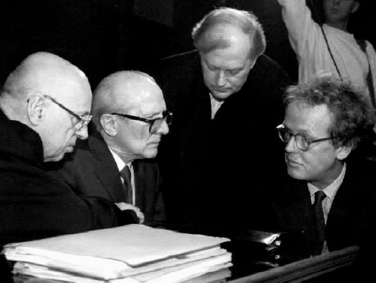 Der frühere Verteidiger des DDR-Staatschefs Erich Honecker, Friedrich Wolff, ist tot. Wolff starb im Alter von 101 Jahren in Wandlitz. Er verteidigte auch weitere prominente politische Köpfe der früheren DDR. (DPA)