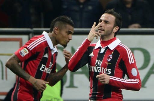 El delantero del AC Milan Giampaolo Pazzini (D) celebra su doblete personal frente a Lazio, en partido de la 27ª jornada de la liga italiana, el 2 de marzo de 2013. (AFP | olivier morin)