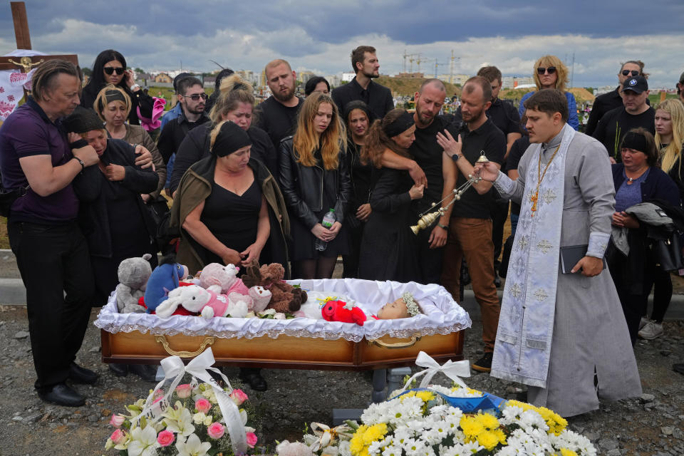 Familiares y amigos asisten a la ceremonia fúnebre de Liza, de 4 años, quien murió durante un ataque ruso junto con otras 22 personas, en Vinnytsia, Ucrania, el 17 de julio de 2022. (AP Foto/Efrem Lukatsky)