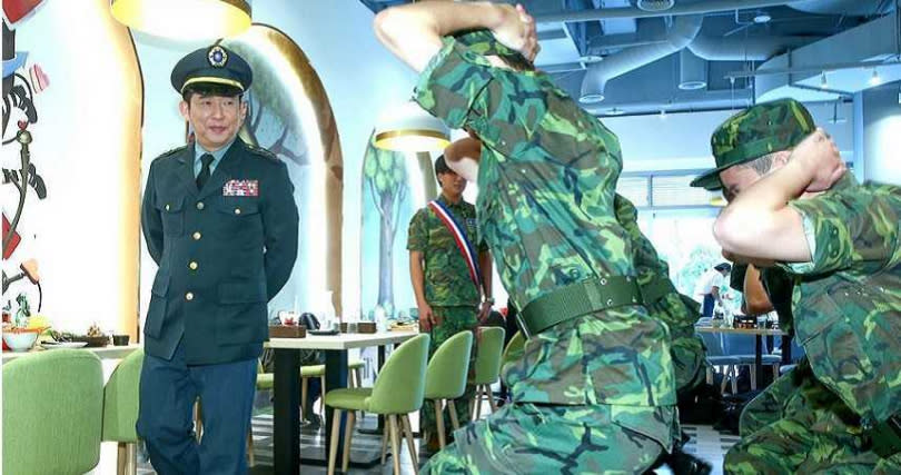 屈中恆化身上將司令在韓式料理餐廳裡操兵演練。（圖／粘耿豪攝）