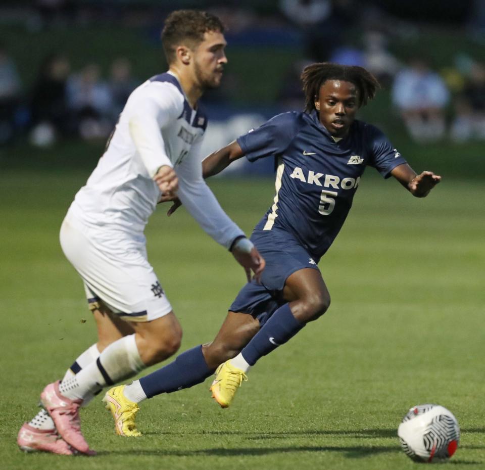 Notre Dame's Josh Ramsey and Akron's Malik Henry pursue the ball Tuesday.