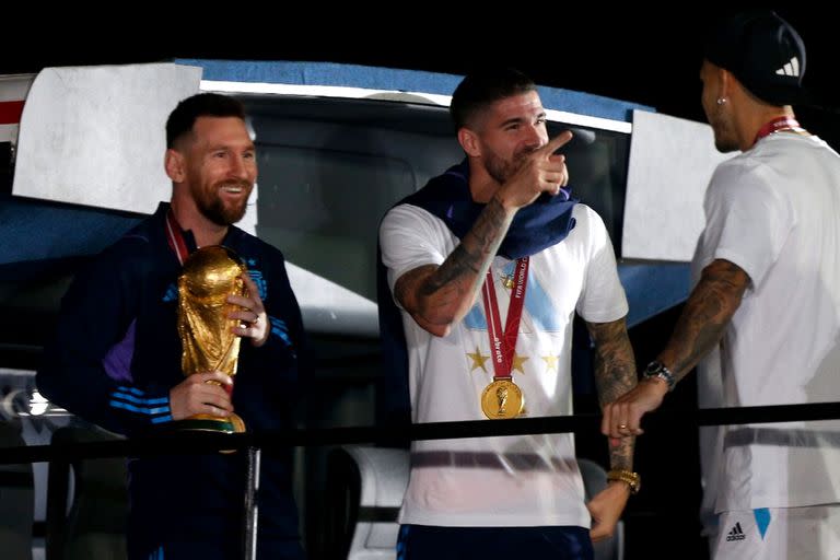 Recorrida en micro de la selección argentina desde el aeropuerto al predio de Ezeiza