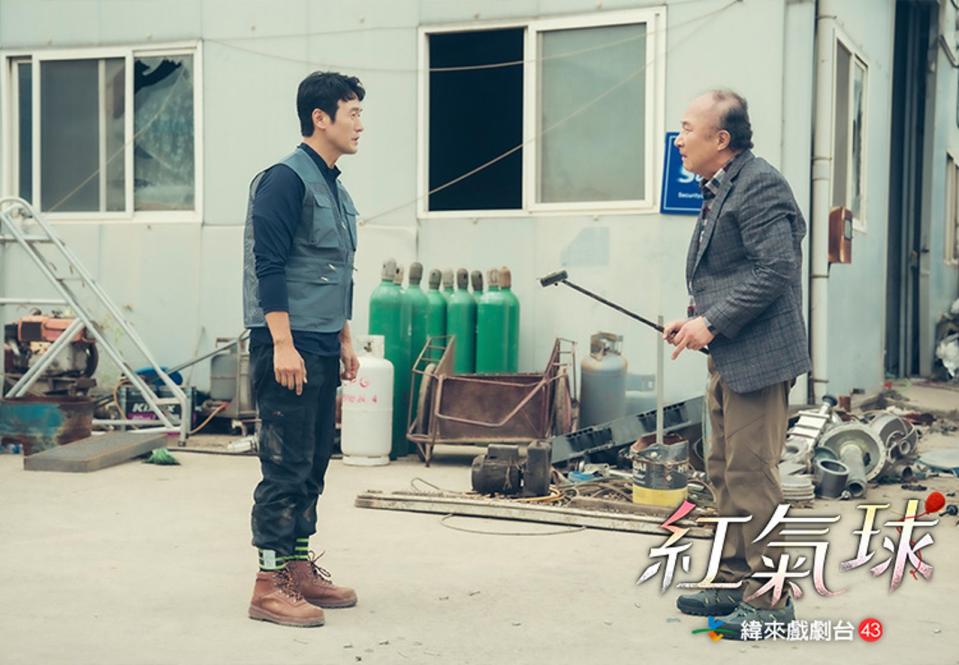 李誠宰（左）表示戲中的岳父雖對他相當嚴厲，但戲外非常照顧他。（緯來戲劇台提供）