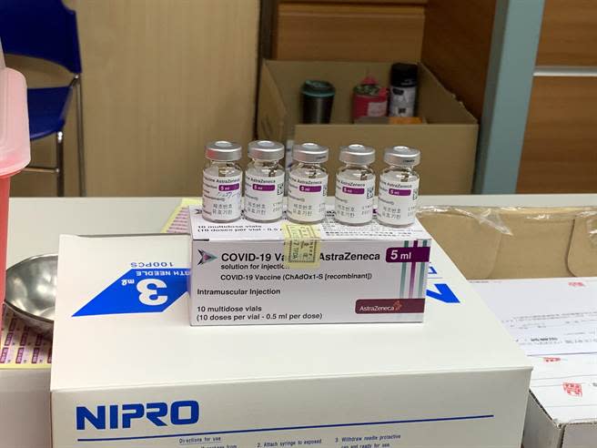 歐洲藥品管理局（EMA）將血栓列為AZ疫苗接種的「極罕見」副作用後，歐洲已有數國先後暫停，或限制特定年齡層施打，但台灣中央流行疫情指揮中心日前定調，台灣不會停打，也不會限制年齡。圖為AZ疫苗。（姜霏攝）