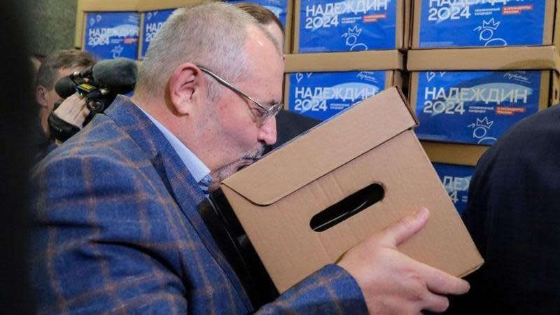 Nadezhdin con las cajas que tienen las firmas que avalan su candidatura.