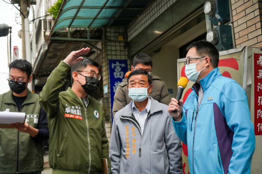 圖／新北市議員卓冠廷表示，新北市整體人行空間不足的問題，在近年已經演變成「行人地獄」，捷運規劃必須同時思考改善周邊環境。（圖／新北市議員卓冠廷提供）