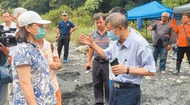 台電大觀發電廠廠長許宗源（右）向罹難者家屬說明閘門故障情形，但家屬無法接受。（廖志晃攝）