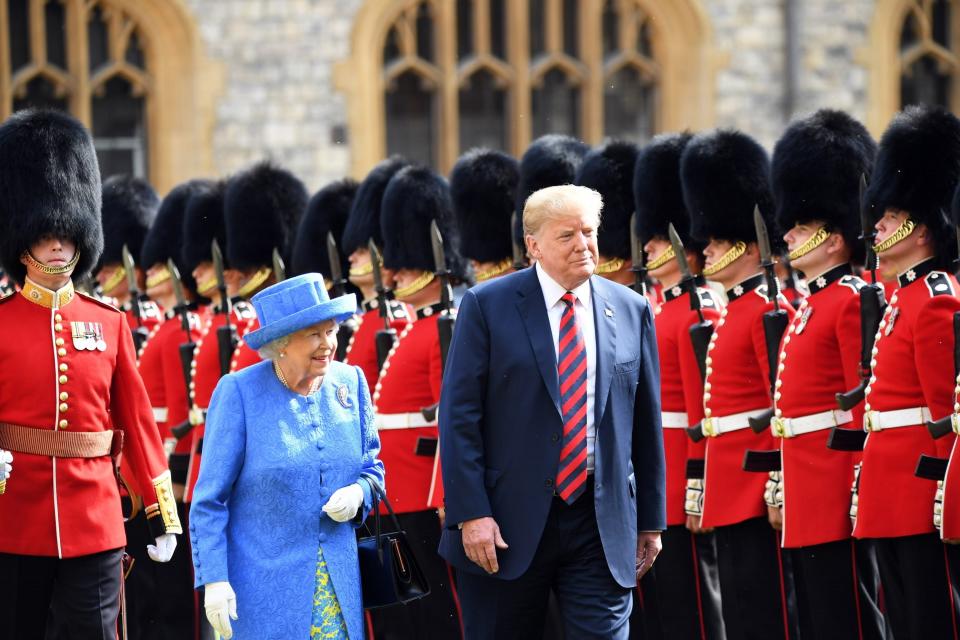 <p>Fotografía cedida por el Ministerio de Defensa del Reino Unido que muestra a la reina Isabel II (2i) mientras revisa la Guardia de Honor junto al presidente estadounidense, Donald Trump (c), durante su ceremonia de bienvenida en el Castillo de Windsor (Reino Unido) hoy, 13 de julio del 2018. Decenas de miles de personas protagonizaron hoy multitudinarias protestas en el centro de Londres y en todo el Reino Unido para decir, “alto y claro”, al presidente estadounidense, Donald Trump, que “no es bienvenido” al país, donde efectúa su primera visita oficial. EFE/ Sgt Paul Randall Rlc / CRÉDITO OBLIGATORIO: MINISTERIO DE DEFENSA DEL REINO UNIDO? SARGENTO PAUL RANDALL RLC: DERECHOS DE AUTOR DE LA CORONA/FOTOGRAFÍA CEDIDA/SÓLO USO EDITORIAL/PROHIBIDA SU VENTA </p>