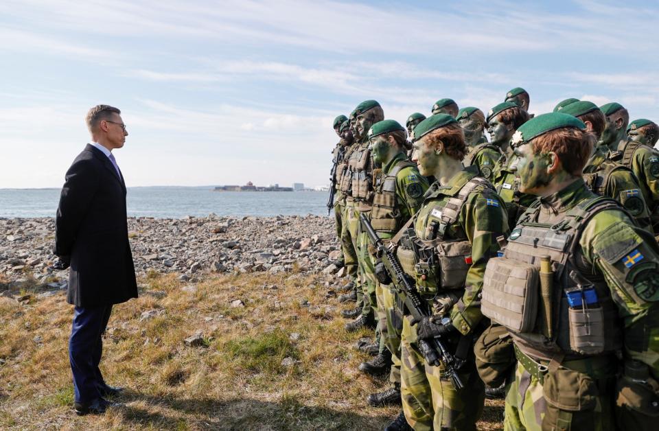 2024年4月24日，芬蘭總統史塔布（Alexander Stubb）訪瑞典哥特堡，向瑞典海軍陸戰隊士兵致意。路透社
