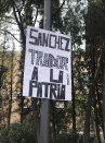 <p>Manifestantes sujetan carteles con el lema “Sánchez, traidor a la patria”, durante la concentración. Foto: <a rel="nofollow noopener" href="https://twitter.com/ElsaGarciad/status/1094531846094901248" target="_blank" data-ylk="slk:Elsa García de Blas/;elm:context_link;itc:0;sec:content-canvas" class="link ">Elsa García de Blas/</a>Twitter </p>