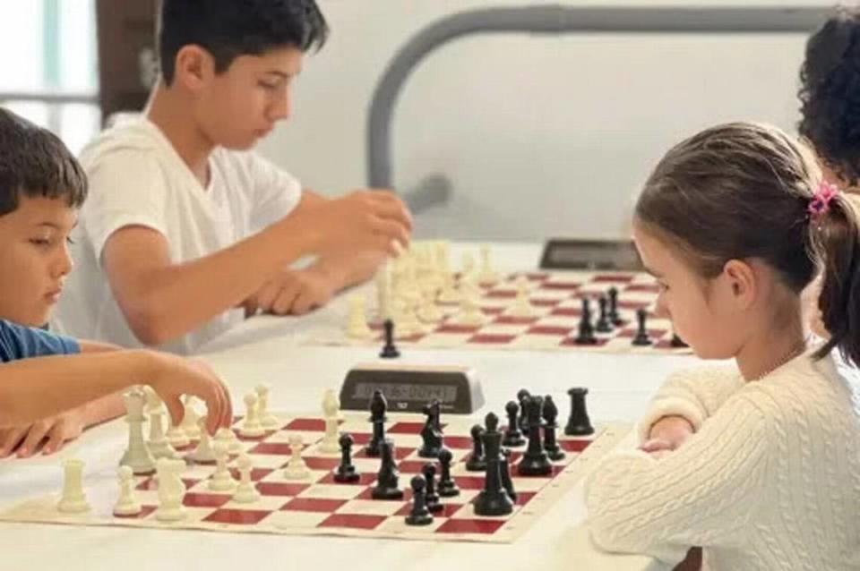 Conviertete en un maestro del YM Chess Academy en el Centro de Artes Culturales Hispanas de Miami.