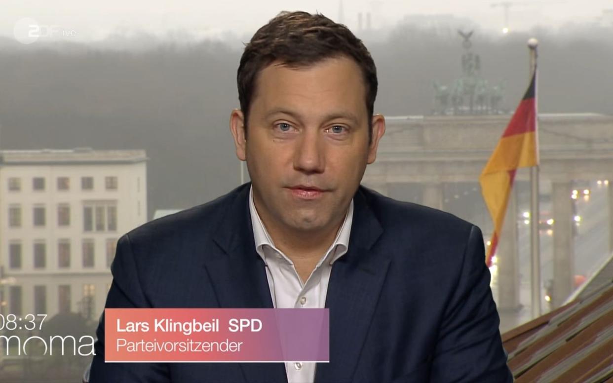 SPD-Chef Lars Klingbeil hat sich dafür ausgesprochen, den bisherigen Kurs der Regierung hinsichtlich des Ukraine-Konflikts beizubehalten. (Bild: ZDF)