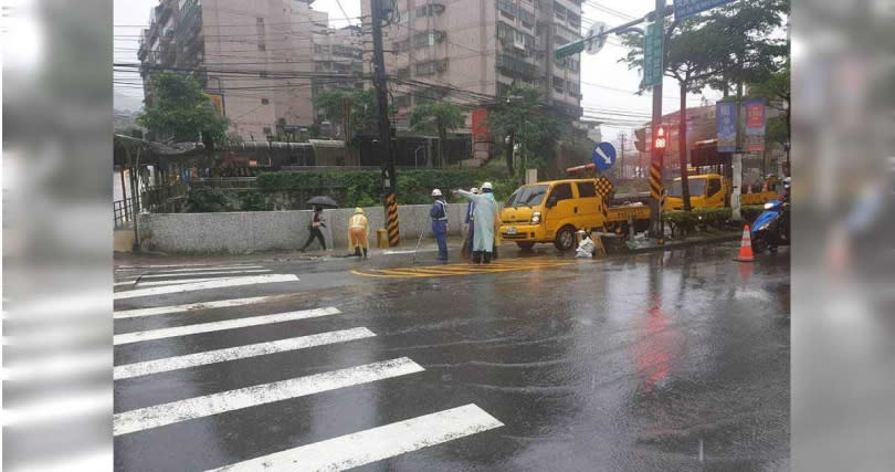 基隆市基金一路2日凌晨發生自來水爆管，導致車輛無法通行，警方緊急調派警力進行交通疏導。（圖／市議員鄭愷玲臉書／張志康基隆傳真）