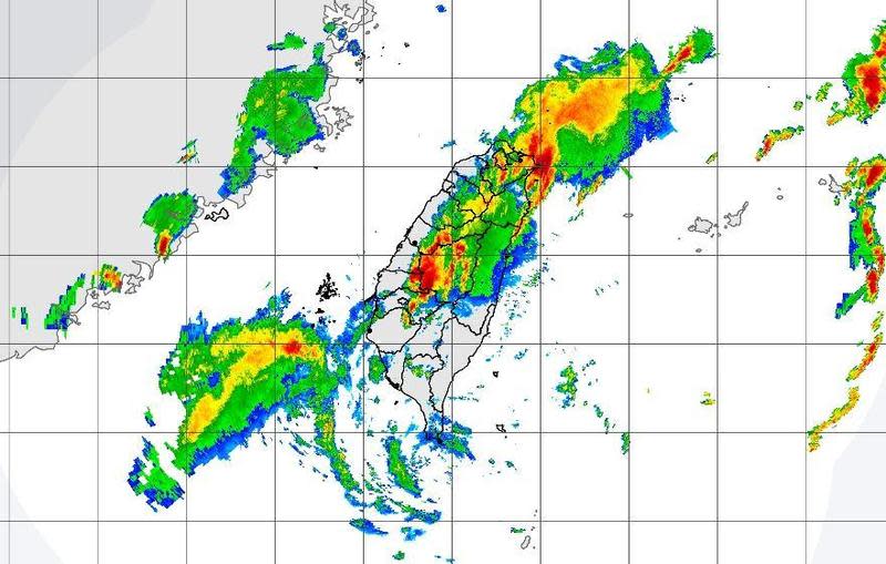 中央氣象局發布台北市、南投縣為大豪雨特報，其餘15縣市為豪、大雨特報。（翻攝自中央氣象局官網）