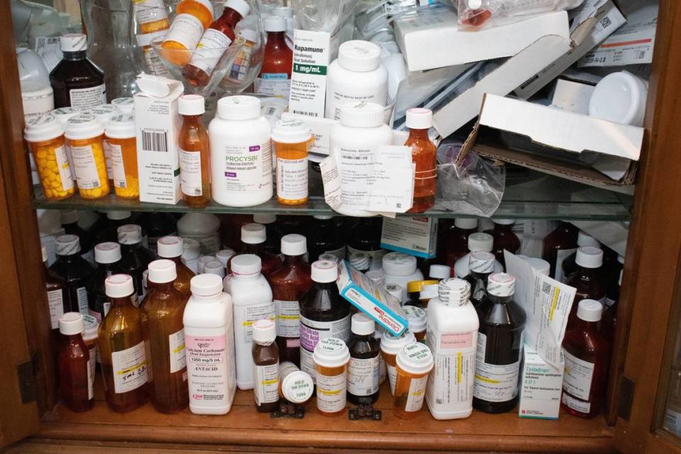 Este armario de la familia Balmaceda está lleno de medicamentos para Alfonso y Cleveland. Foto de Julian Davis/FIU.
