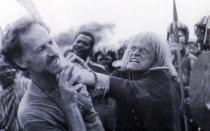 Alles nichts gegen den Unbill, den Filmemacher Werner Herzog (links) mit seinem "liebsten Feind" erdulden musste: Klaus Kinski war selbst nach gnädigen Maßstäben eine ziemliche Zumutung für seine Mitmenschen. Aber eben auch genial. Missbrauchsvorwürfe seiner Kinder belasten heute das Andenken des großen deutschen Schauspielextremisten. (Bild: BR / ARD / WDR)