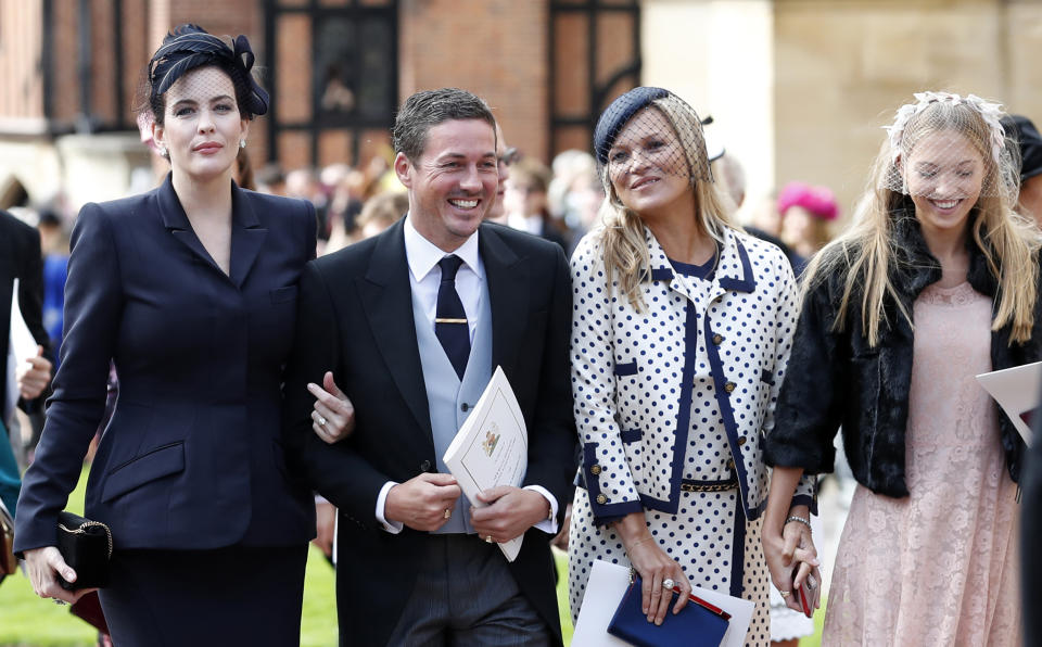 De izquierda a derecha, la actriz estadounidense Liv Tyler, su esposo Dave Gardner, la modelo Kate Moss y su hija Lila llegan a la boda de la princesa Eugenia y Jack Brooksbank en la Capilla de San Jorge, en el Castillo de Windsor, el viernes 12 de octubre del 2018 cerca de Londres, Inglaterra. (AP Foto/Alastair Grant, Pool)