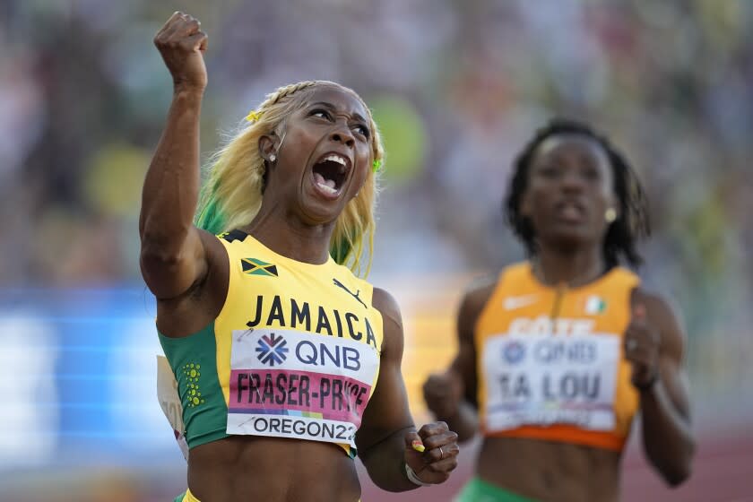 La jamaiquina Shelly-Ann Fraser-Pryce reacciona después de ganar el oro en la final de los 100 metros, el domingo 17 de julio de 2022, en el Mundial de atletismo que se lleva a cabo en Eugene, Oregon (AP Foto/Ashley Landis)