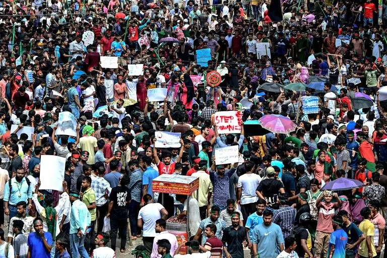 Manifestantes bloquean la intersección de Shahbagh durante una protesta en Dhaka el 4 de agosto de 2024, para exigir justicia para las víctimas detenidas y muertas en la reciente violencia nacional durante las protestas contra las cuotas. 