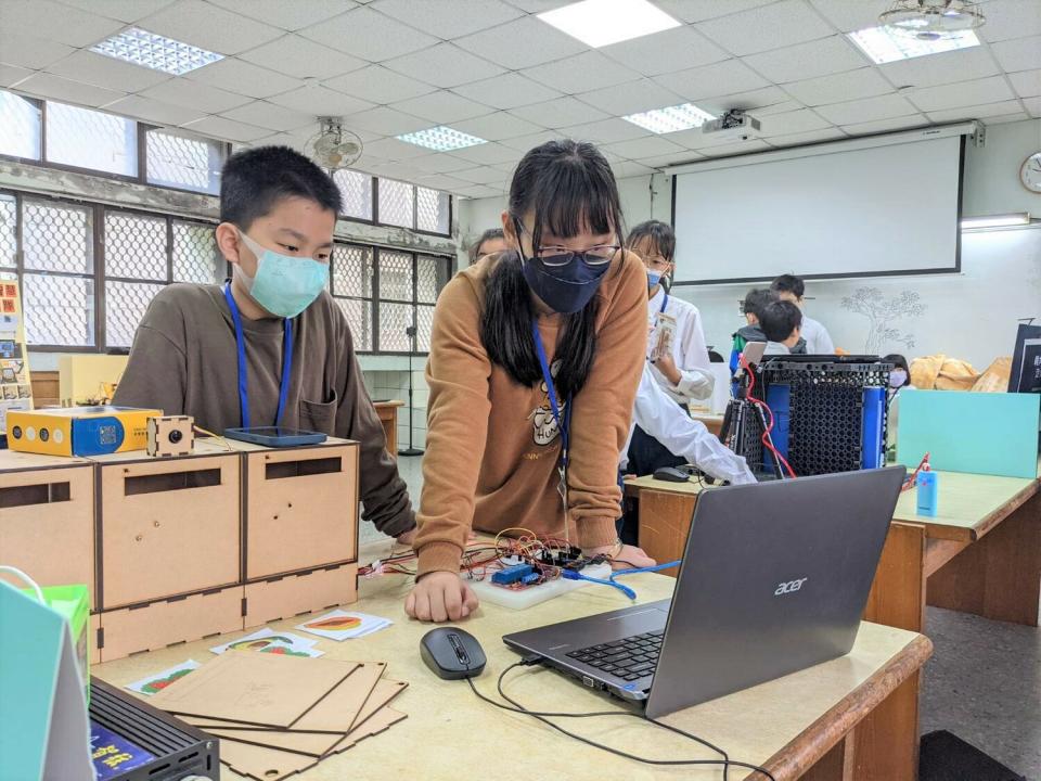 蘆洲國小學生張嘉玹（右）、杜秉勳（左）參加創意組，以影像辨識技術讓校園取餐沒煩惱。   圖：新北市教育局提供