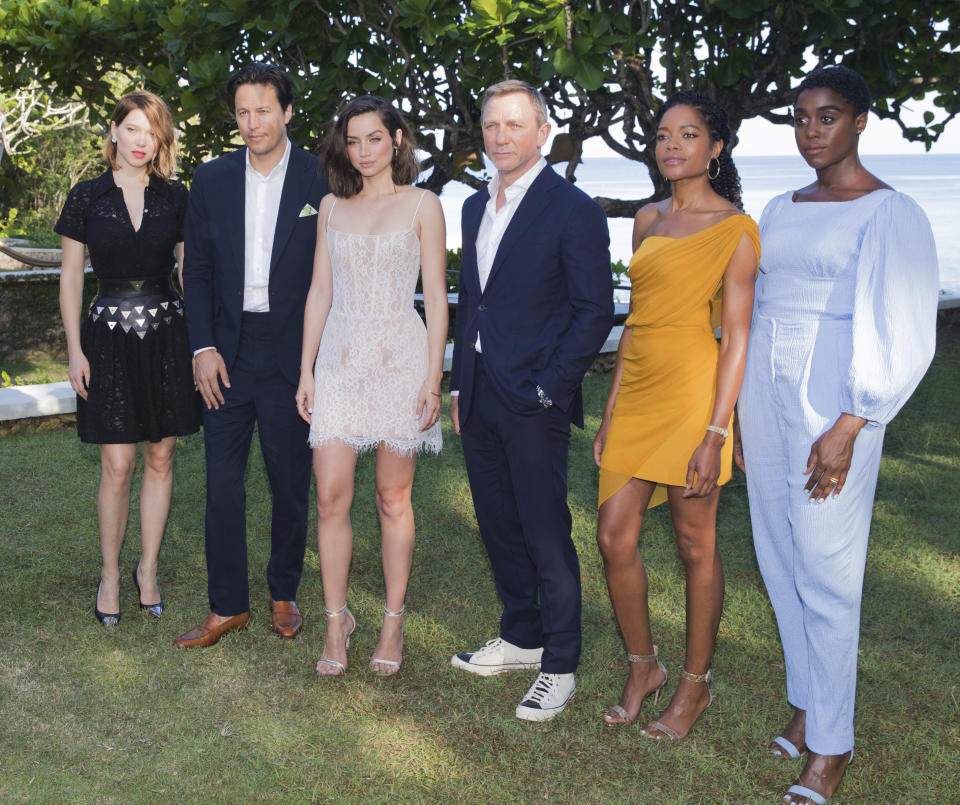 La actriz Lea Seydoux, el director Cary Joji Fukunaga, y los actores Ana de Armas, Daniel Craig, Naomie Harris y Lashana Lynch, de izquierda a derecha, posan durante el evento de lanzamiento de la próxima película de James Bond, de momento conocida como "Bond 25", el jueves 25 de abril del 2019 en Oracabessa, Jamaica. (AP Foto/Leo Hudson)