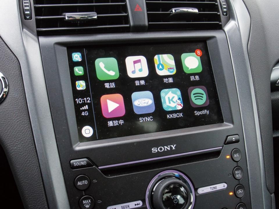 中央8吋LCD觸控螢幕，搭配上SONY音響系統及12支環繞音響，並支援Apple CarPlay功能。