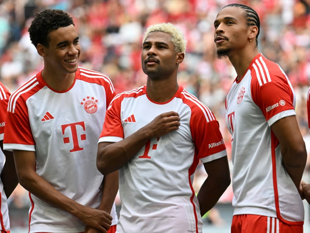 Gnabry und Sane mit Musiala (CHRISTOF STACHE)