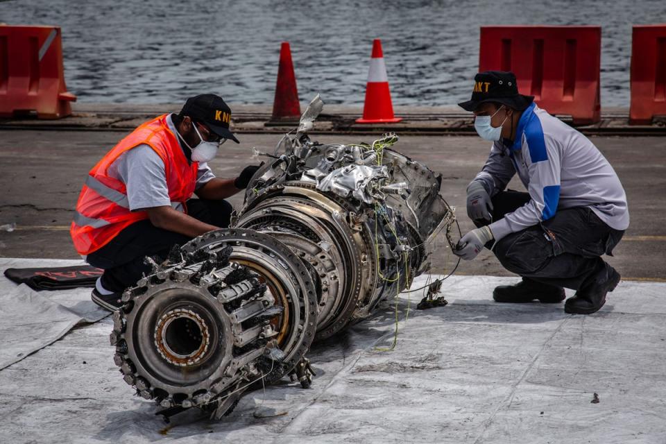Indonesian investigators inspect the wreckage of an engine from the fatal Lion Air Flight JT 610 recovered from the sea at the Tanjung Priok in November 2018 (Getty Images)