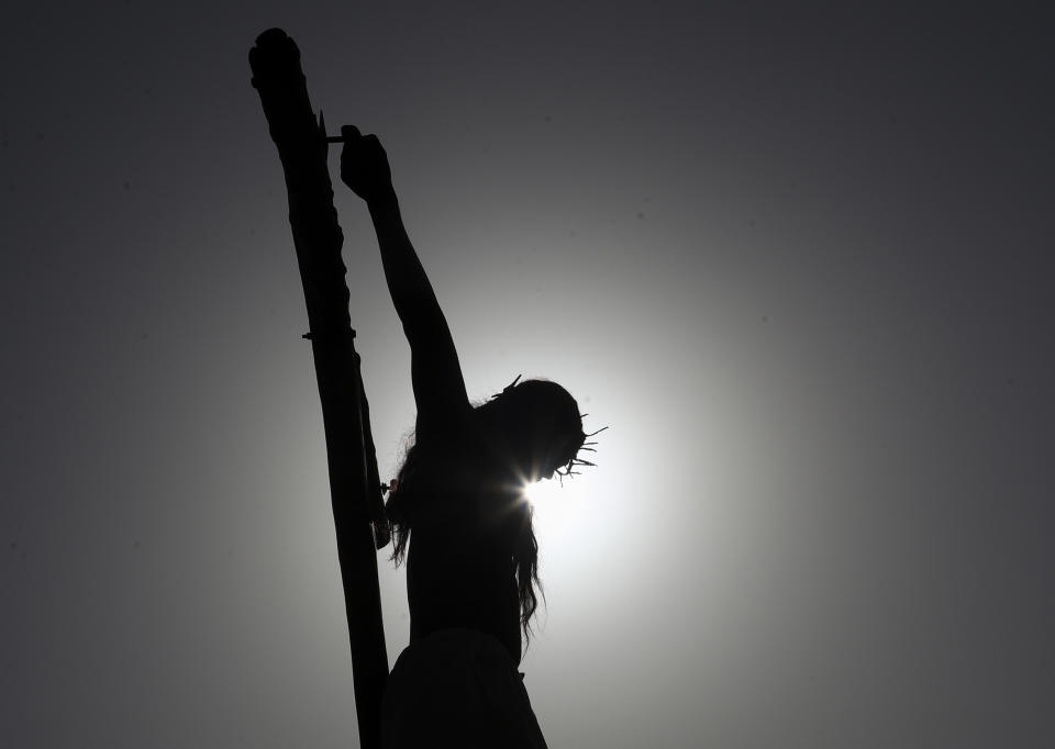 Un cristiano representa la crucifixión de Jesucristo para conmemorar el Viernes Santo el 2 de abril de 2021, en Hyderabad, India. (AP Foto/Mahesh Kumar A.)