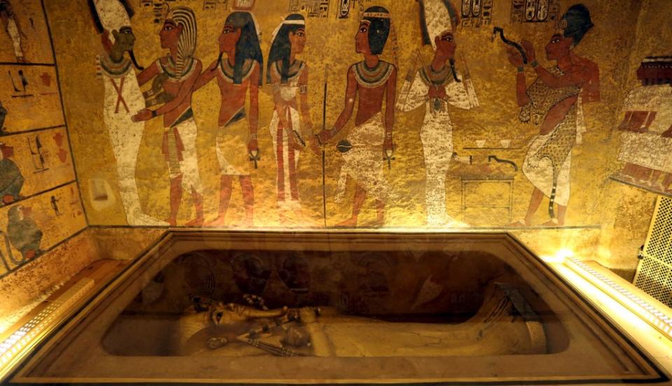 The burial chamber in the tomb of Tutankhamun, near Luxor, Egypt. Universal History Archive/Univer