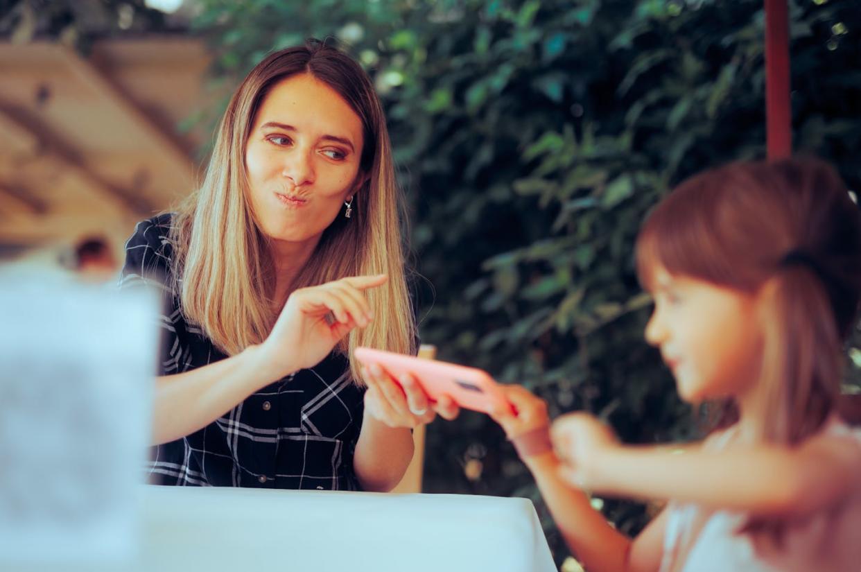 <a href="https://www.shutterstock.com/es/image-photo/mother-daughter-fighting-over-phone-restaurant-2327576783" rel="nofollow noopener" target="_blank" data-ylk="slk:Nicoleta Ionescu/Shutterstock;elm:context_link;itc:0;sec:content-canvas" class="link ">Nicoleta Ionescu/Shutterstock</a>