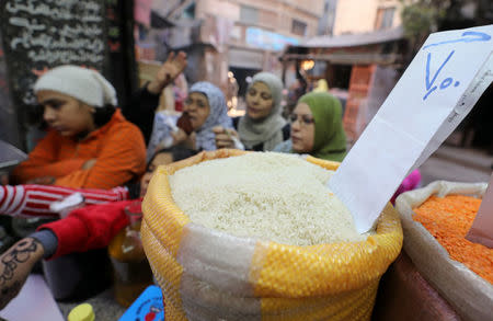 Egyptian women buy food at a vegetable market in Cairo, Egypt January 10, 2017. REUTERS/Mohamed Abd El Ghany