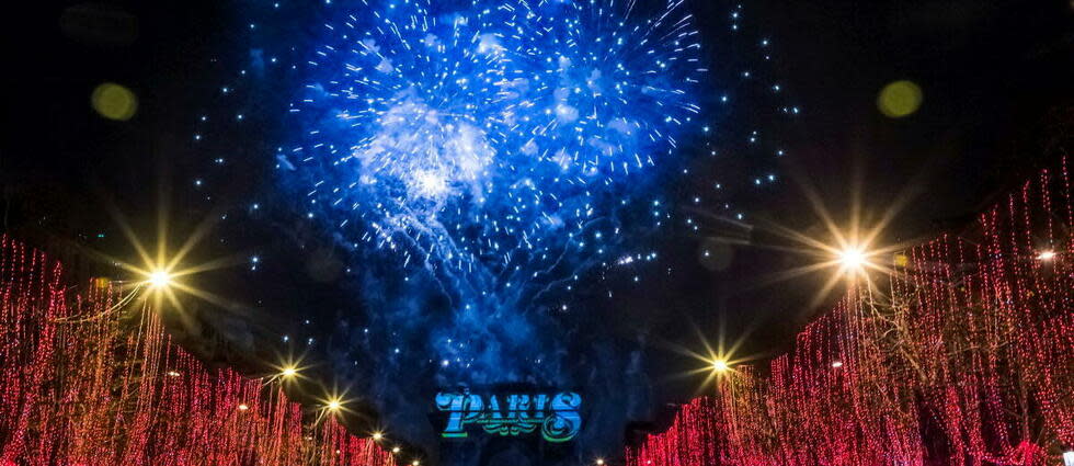 Des centaines de milliers de gens se rassemblent sur les Champs-Élysées pour assister au spectacle son et lumière et au feu d'artifice sur l'Arc de Triomphe à l'occasion du réveillon de Nouvel An.  - Credit:Christophe Petit Tesson / MAXPPP