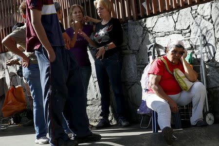 People wait in a line outside a state-run Bicentenario supermarket in Caracas August 4, 2015. REUTERS/Carlos Garcia Rawlins