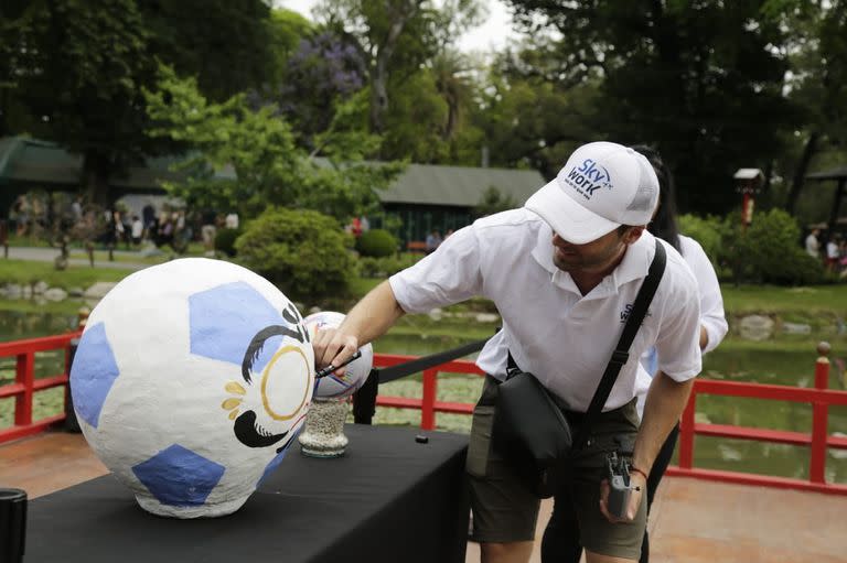 El "Daruma Mundial" del jardín japonés para desear fervientemente el triunfo de la Selección Argentina en el Mundial de Fútbol Qatar 2022"