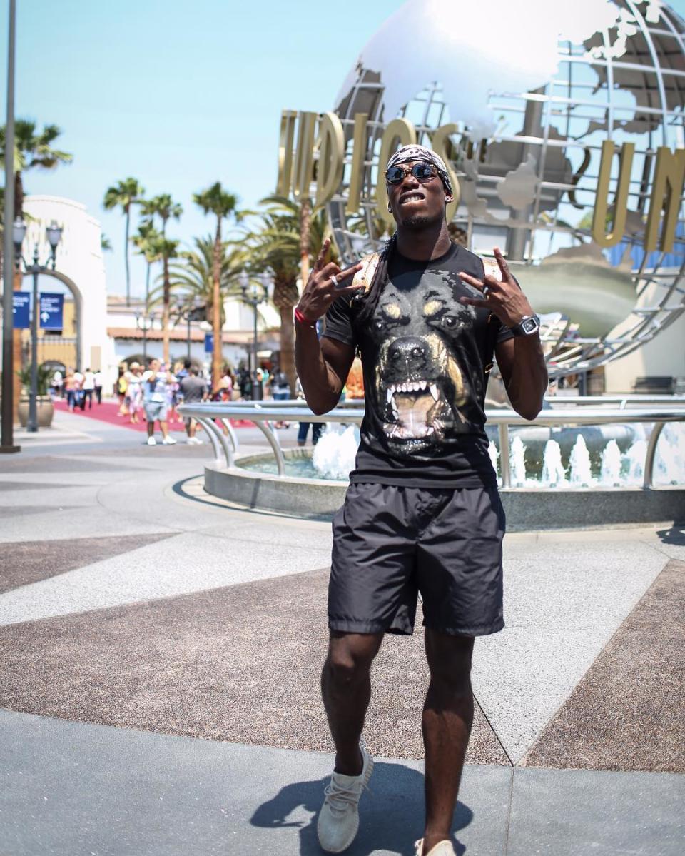 So bissig wie er selbst auf dem Platz, ist auch die Mode von Paul Pogba. Bei einem Besuch der Universal Studios wählte der teuerste ManU-Spieler aller Zeiten ein T-Shirt mit Rottweiler-Print, das nicht unbedingt auf sein dickes Konto schließen lässt.