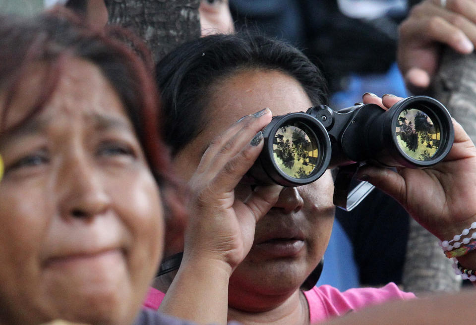 <p>MEX67. CIUDAD DE MÉXICO (MÉXICO), 24/09/2017.- Familiares de personas desaparecidas observan las operaciones de búsqueda y rescate cerca del edificio en la avenida Álvaro Obregòn hoy, domingo 24 de septiembre de 2017, en Ciudad de México (México). La cifra de muertos sigue aumentando por el fuerte terremoto ocurrido en México el pasado martes hasta llegar hoy a 319, mientras se reducen las esperanzas de encontrar a sobrevivientes entre los escombros de los edificios colapsados. EFE/Ulises Ruiz Basurto </p>