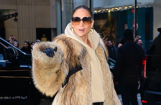 <p> James Devaney/GC Images</p> Jennifer Lopez llega al Rockefeller Center el 16 de febrero de 2024 en la ciudad de Nueva York.