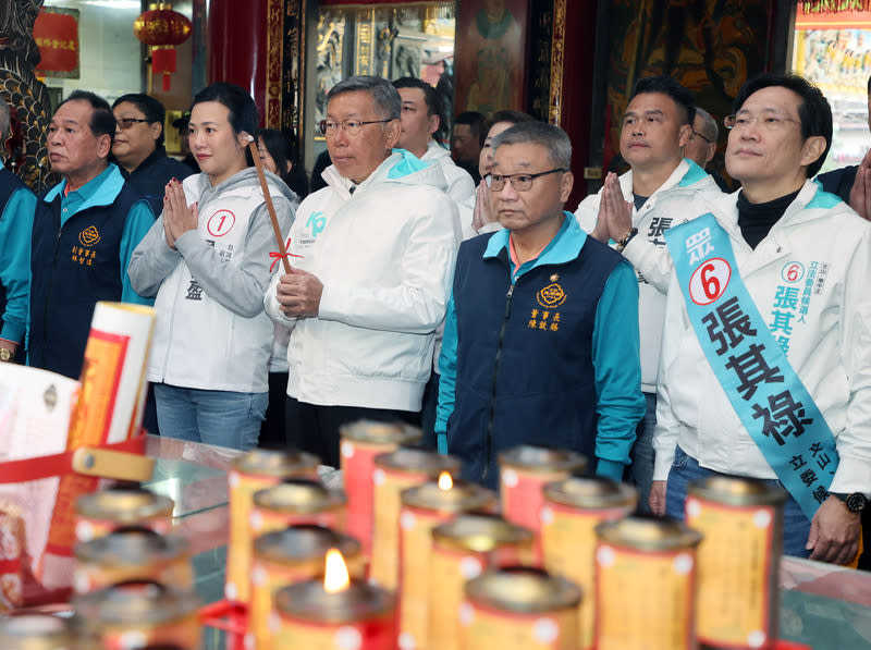 柯文哲、吳欣盈與張其祿木柵忠順廟參香祈福 台灣民眾黨總統候選人柯文哲（前右3）、副總統候 選人吳欣盈（前右4）及黨籍立委候選人張其祿（前 右）12日下午合體車掃拚選情，並在木柵忠順廟參香 祈福。 中央社記者郭日曉攝  113年1月12日 