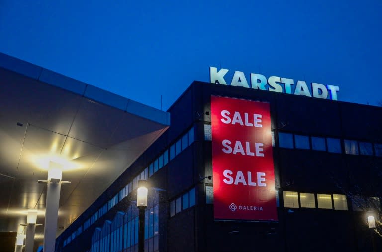 Der Warenhauskonzern Galeria Karstadt Kaufhof will 16 seiner derzeit noch 92 Kaufhäuser schließen. Von den derzeit insgesamt 12.800 Arbeitsplätzen sollen dem Unternehmen zufolge 1400 entfallen. (Ina FASSBENDER)