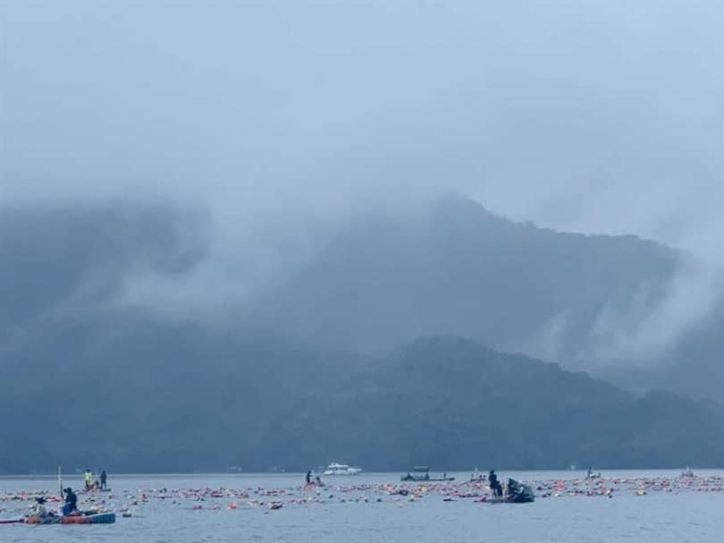 日月潭萬人泳渡，風雨無阻。（圖／中國時報廖志晃攝）