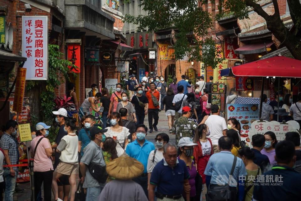 新冠肺炎台灣疫情趨緩，交通部觀光局積極推動國內旅遊，今天向外界正式公布7月1日登場的安心旅遊的5大方案，內容包含團體旅遊優惠、自由行住宿優惠、觀光遊樂業入園優惠、台灣觀巴優惠及補助地方政府辦理在地特色觀光活動，且不分平假日。其中自由行方案每房補助1000元。(中央社檔案照片)    