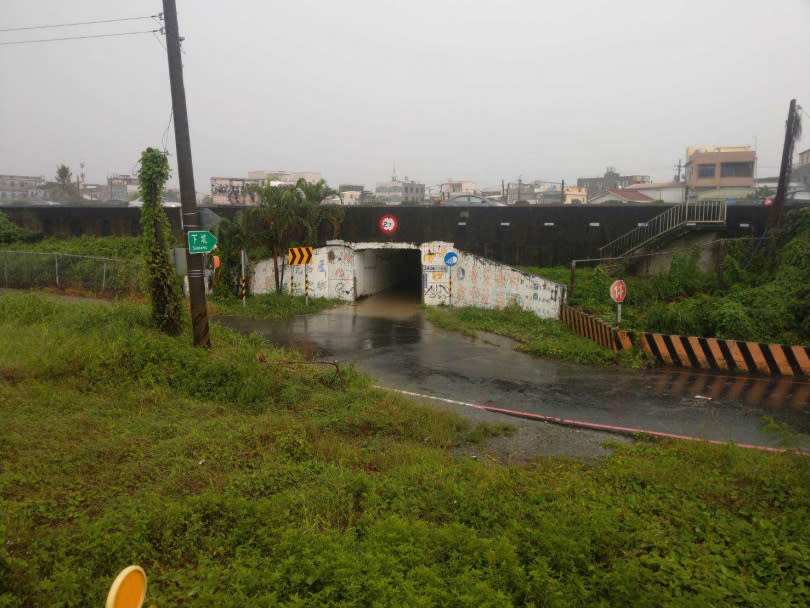 雨炸南台灣，各地傳出零星災情，警方公布，高雄高11線進路竹區太平路262巷的涵洞低窪處積水很深，人車無法通行。（圖／翻攝畫面）