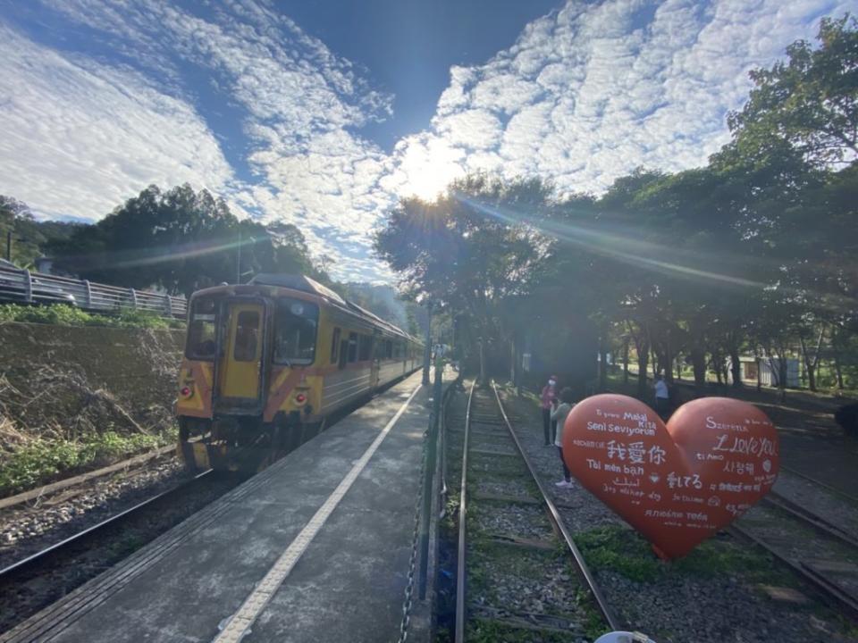 在愛情火車站有小火車進出站，搭載著戀人的浪漫。