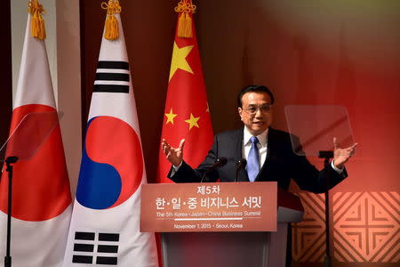 Chinese Premier Li Keqiang speaks during a business summit attended by South Korean President Park Geun-hye and Japanese Prime Minister Shinzo Abe in Seoul November 1, 2015. REUTERS/Jung Yeon-je/Pool