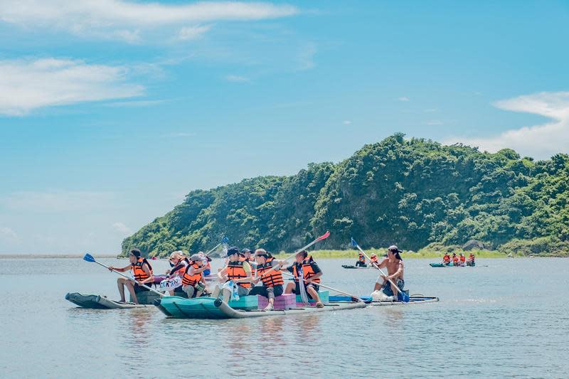 來到花蓮海岸線最南端的「靜浦部落」，可以在秀姑巒溪河口上，體驗一邊划膠筏，一邊欣賞眼前遼闊的太平洋與山、海、溪、島交織的美景。（東海岸國家風景管理處提供）