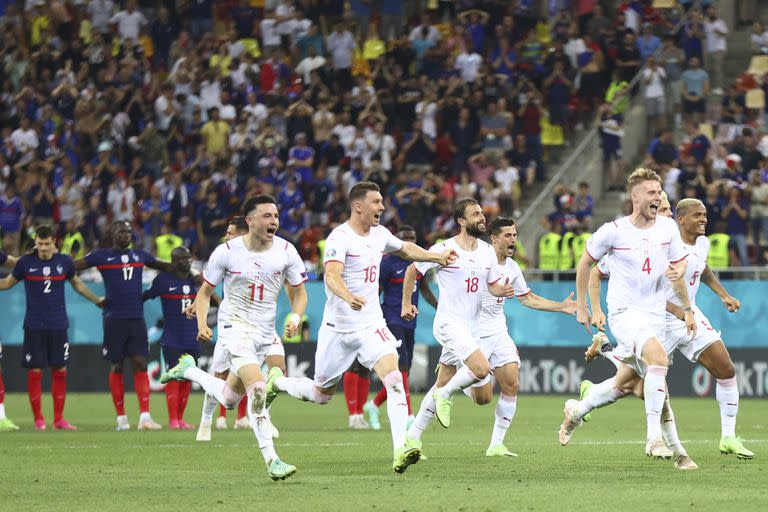 Los jugadores de Suiza celebran el final del partido de octavos de final del campeonato de fútbol Euro 2020 entre Francia y Suiza en el estadio National Arena, en Bucarest, Rumania, el martes 29 de junio de 2021